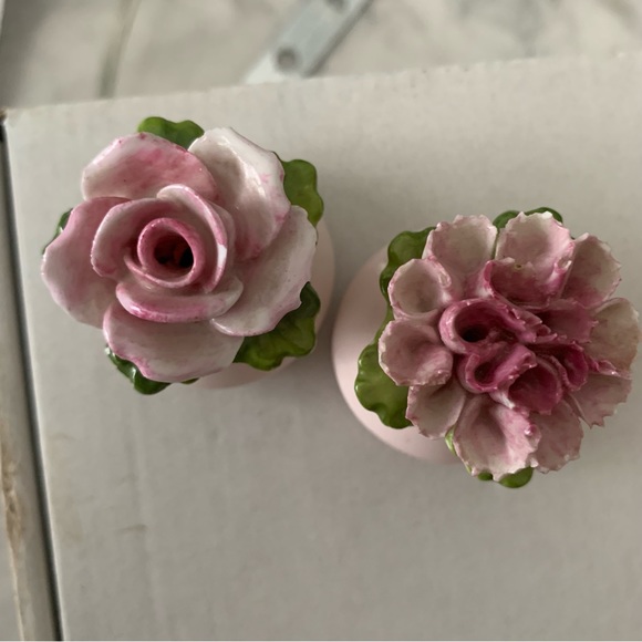 Aynsley English Bone China Mini Salt and Pepper Shakers, Rose and Chrysanthemum - Picture 2 of 4